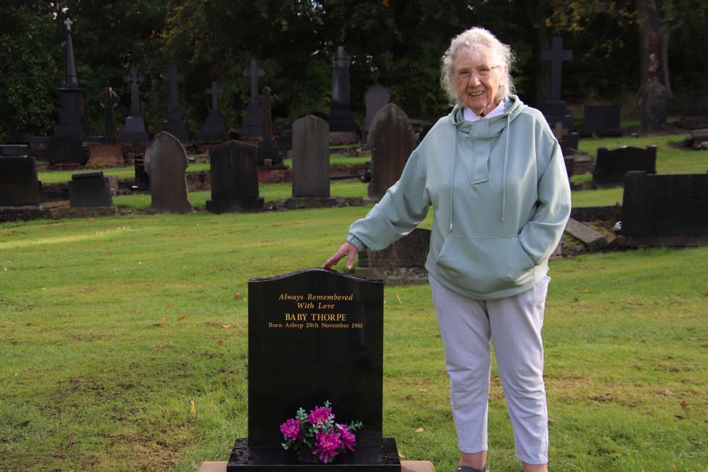 Read more about the article Manchester: stonemason gifts memorial after seeing 86-year-old’s poignant story