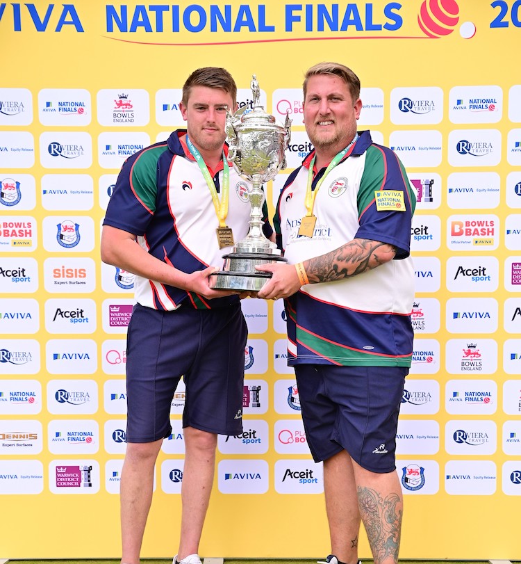 Read more about the article Anstey funeral director wins Bowls England national title