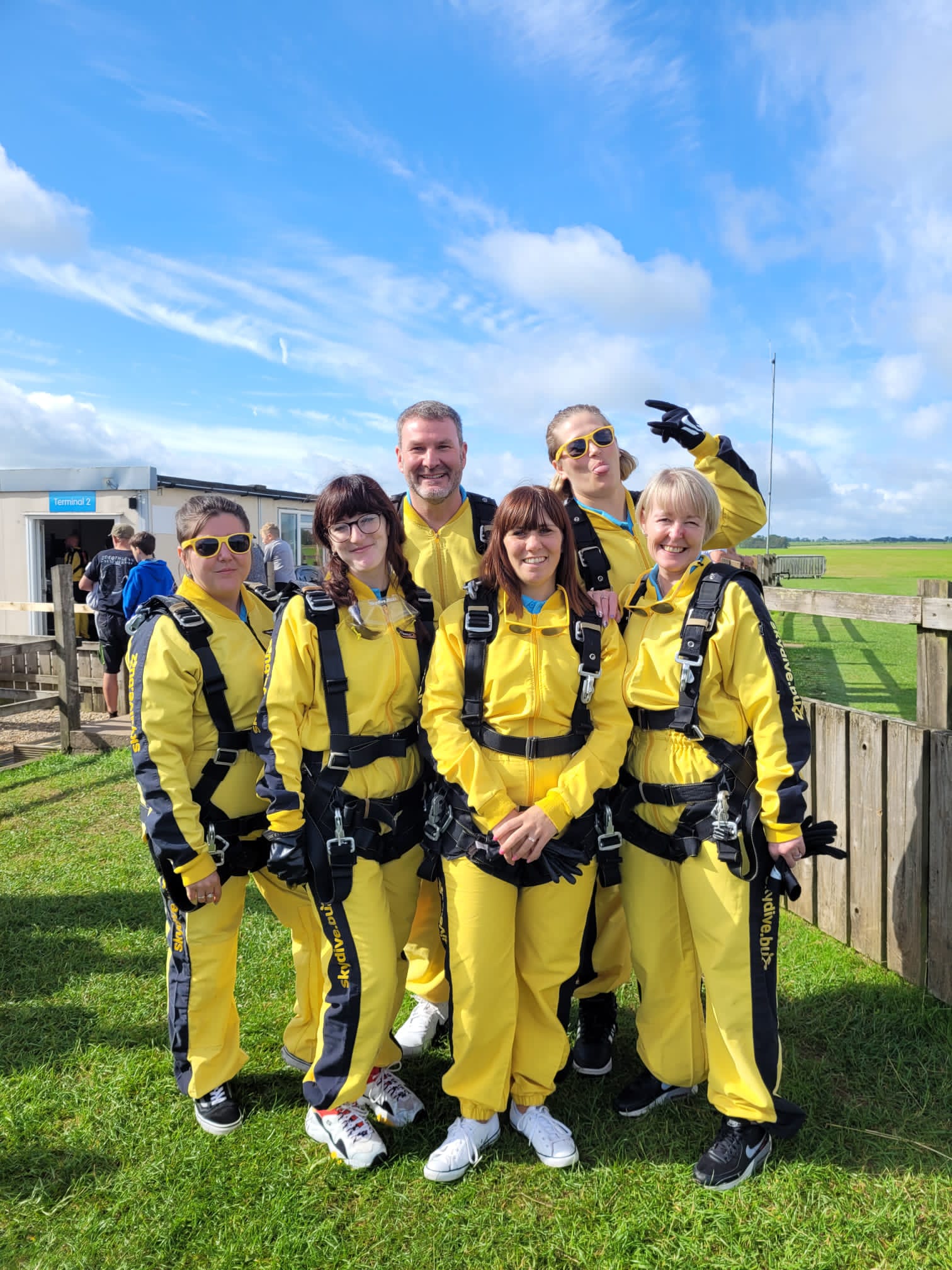 Read more about the article Daredevil skydivers in 15,000 feet charity jump for hospice