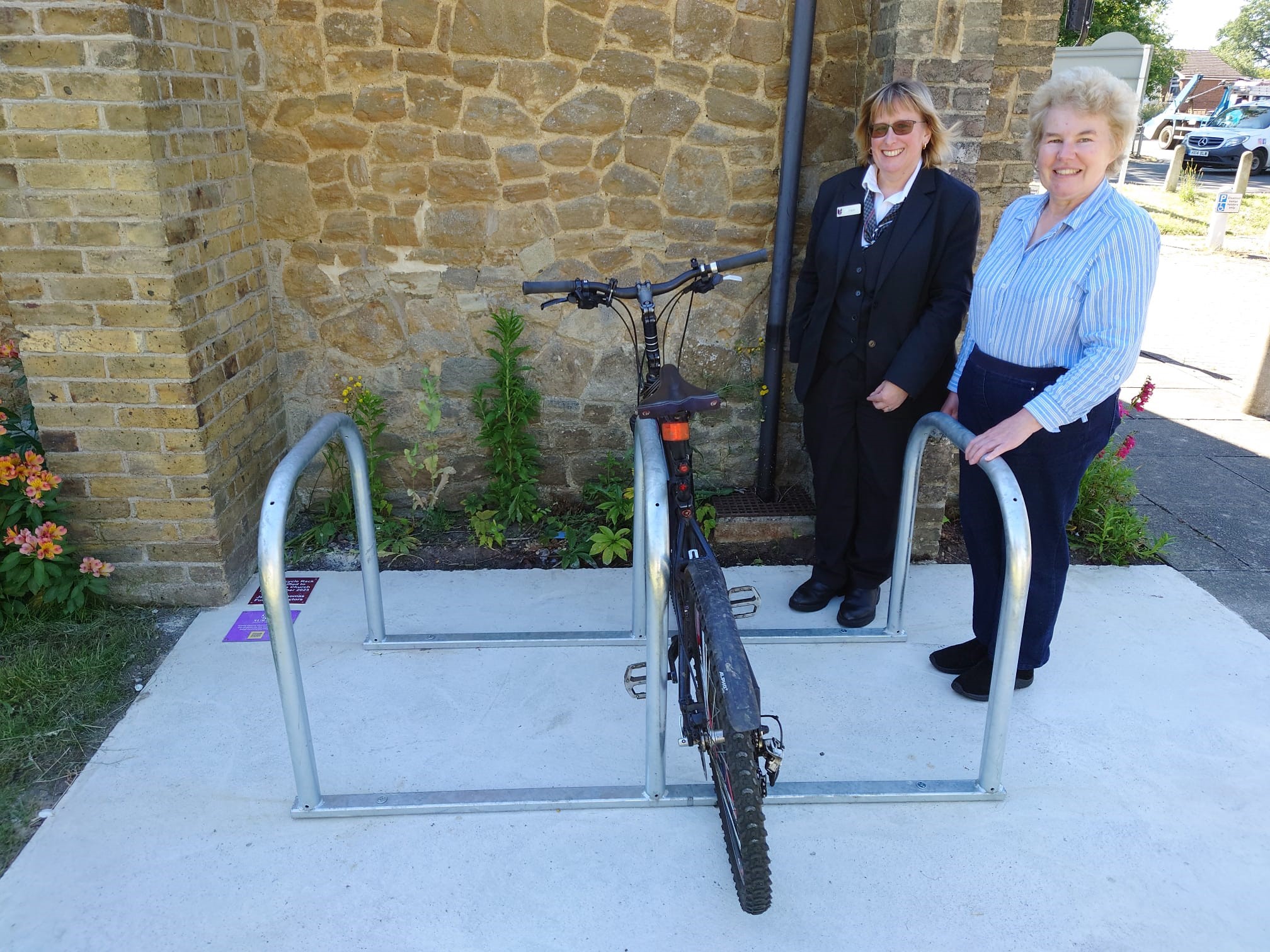 Read more about the article On your bike: Surrey FDs chip in for local church cycle rack