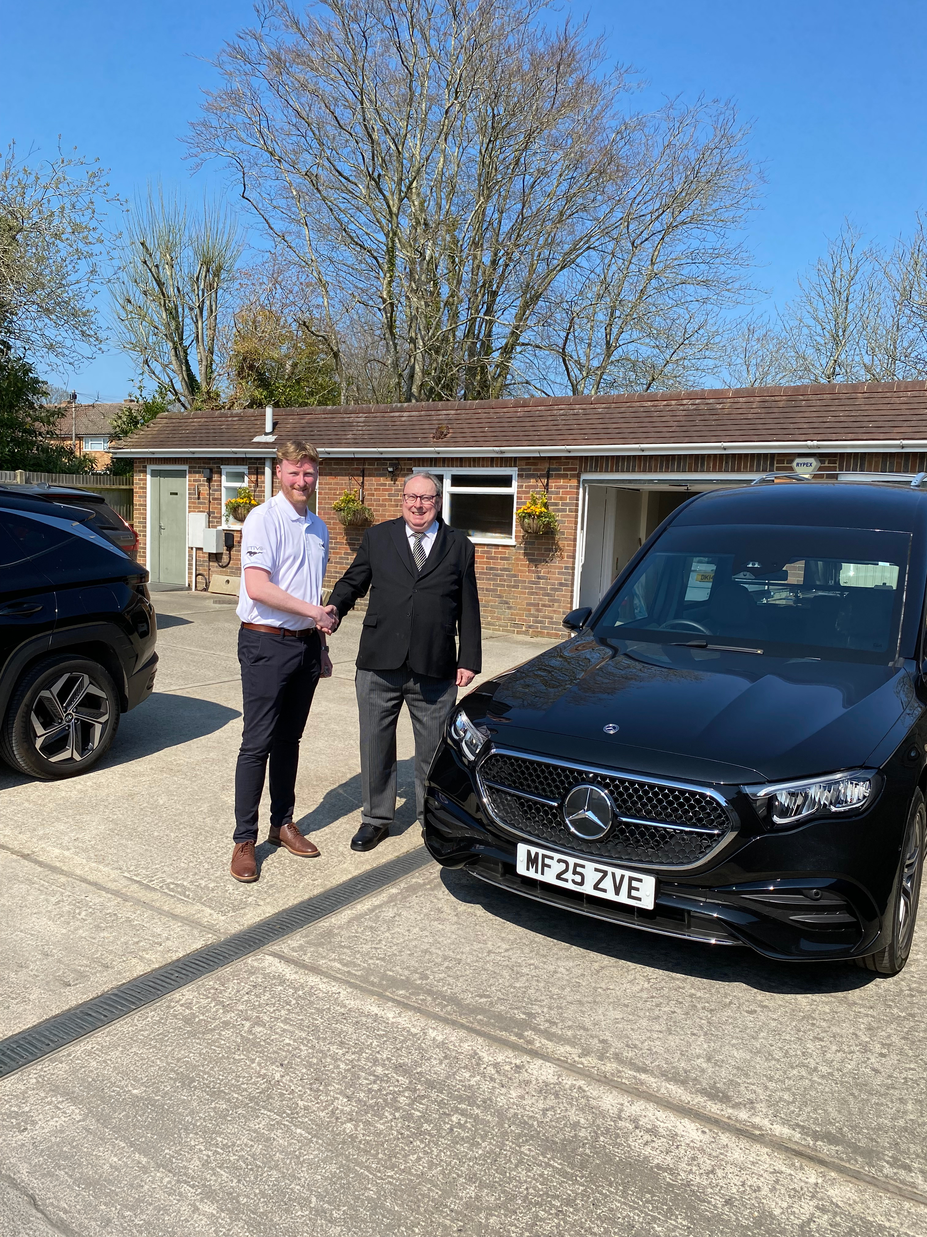 Read more about the article R A Brooks adds Mercedes 214 hearse to Sussex fleet